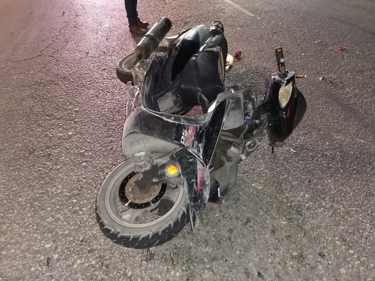 Motociclista se pasa el alto y choca contra automóvil en Ciudad del Carmen Foto: Ricardo Jiménez Motociclista se pasa el alto y choca contra automóvil en Ciudad del Carmen Foto: Ricardo Jiménez