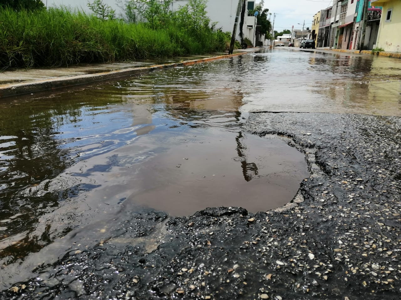 Enorme bache pone en riesgo a automovilistas de Ciudad del Carmen