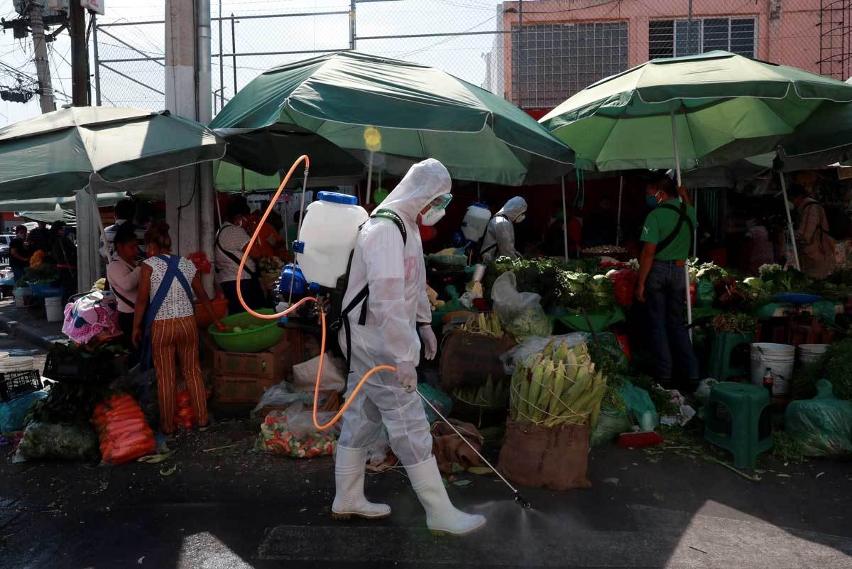 Previo al informe COVID-19, el doctor José Alomía explicó que las medidas sanitarias deben ser acatadas aún en semáforo verde Foto: Reuters Previo al informe COVID-19, el doctor José Alomía explicó que las medidas sanitarias deben ser acatadas aún en semáforo verde Foto: Reuters