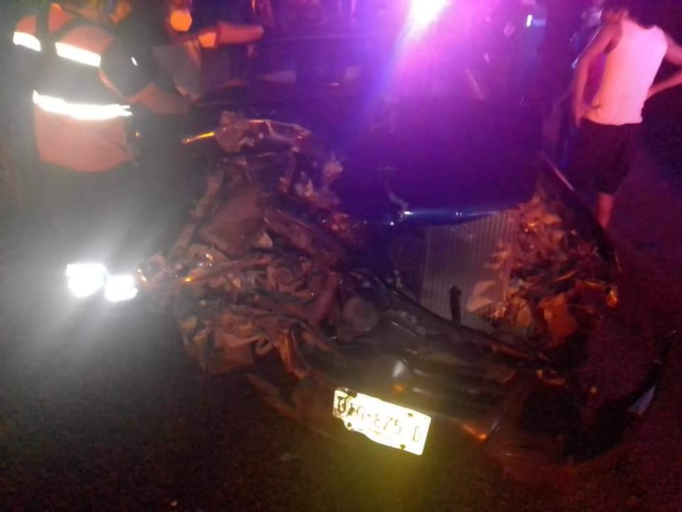 El auto chocó contra un tracto camión y dejó herido a todos sus tripulantes Foto: Abraham Cohuó El auto chocó contra un tracto camión y dejó herido a todos sus tripulantes Foto: Abraham Cohuó