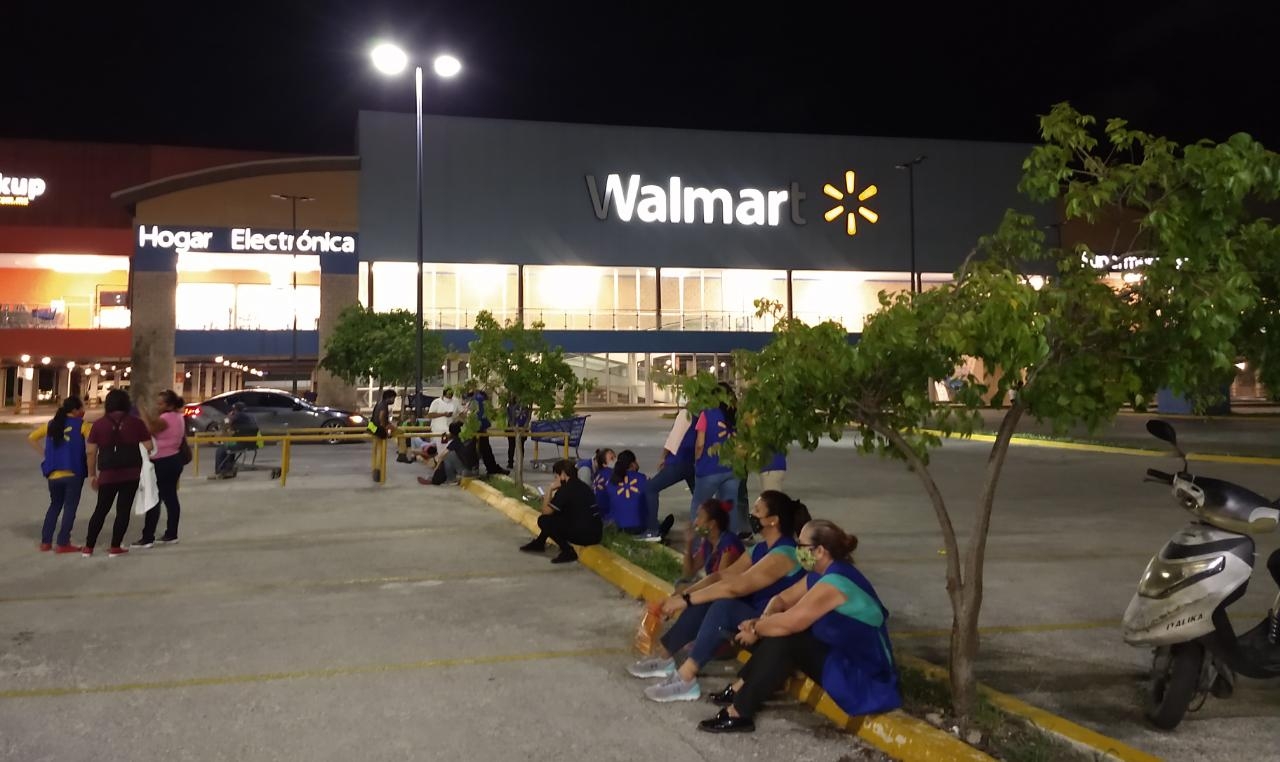 Evacuan a clientes por fuga de gas en supermercado de Cancún