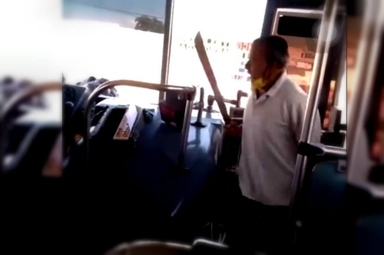 Mototaxista agrede a chofer con un machete (Especial) Mototaxista agrede a chofer con un machete (Especial)