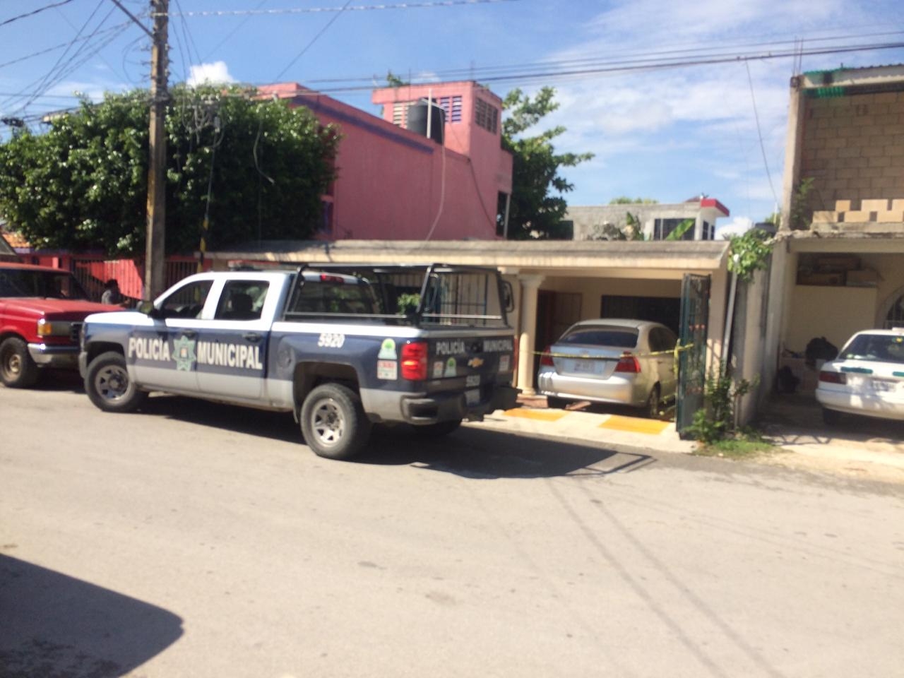 Esposa encuentra a su pareja sin vida debajo de una escalera en la región 219, en Cancún. Foto: Rafael García Esposa encuentra a su pareja sin vida debajo de una escalera en la región 219, en Cancún. Foto: Rafael García