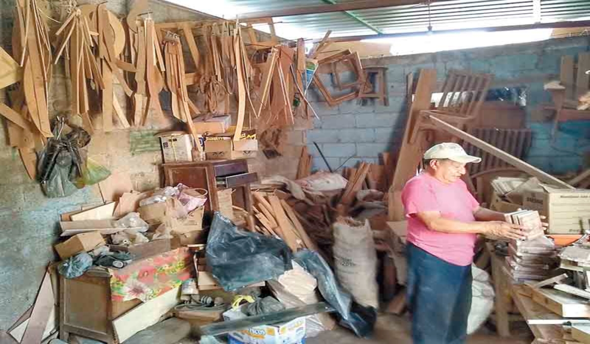 Los maestros carpinteros de Temozón señalan que iniciaron labores en modestos talleres. Fotos: Alfredo Osorio. Los maestros carpinteros de Temozón señalan que iniciaron labores en modestos talleres. Fotos: Alfredo Osorio.
