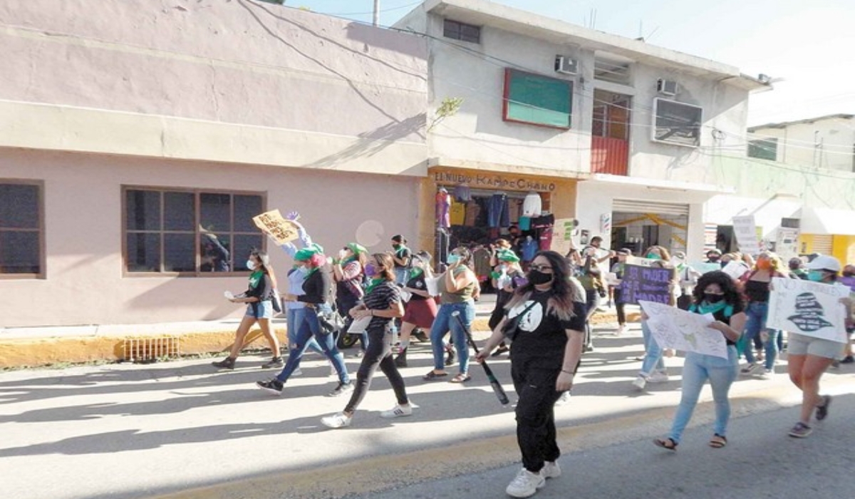 Entonando cantos y repitiendo consignas, feministas recorrieron las calles de Ciudad del Carmen para exigir el aborto legal. Foto: Irene Barradas.