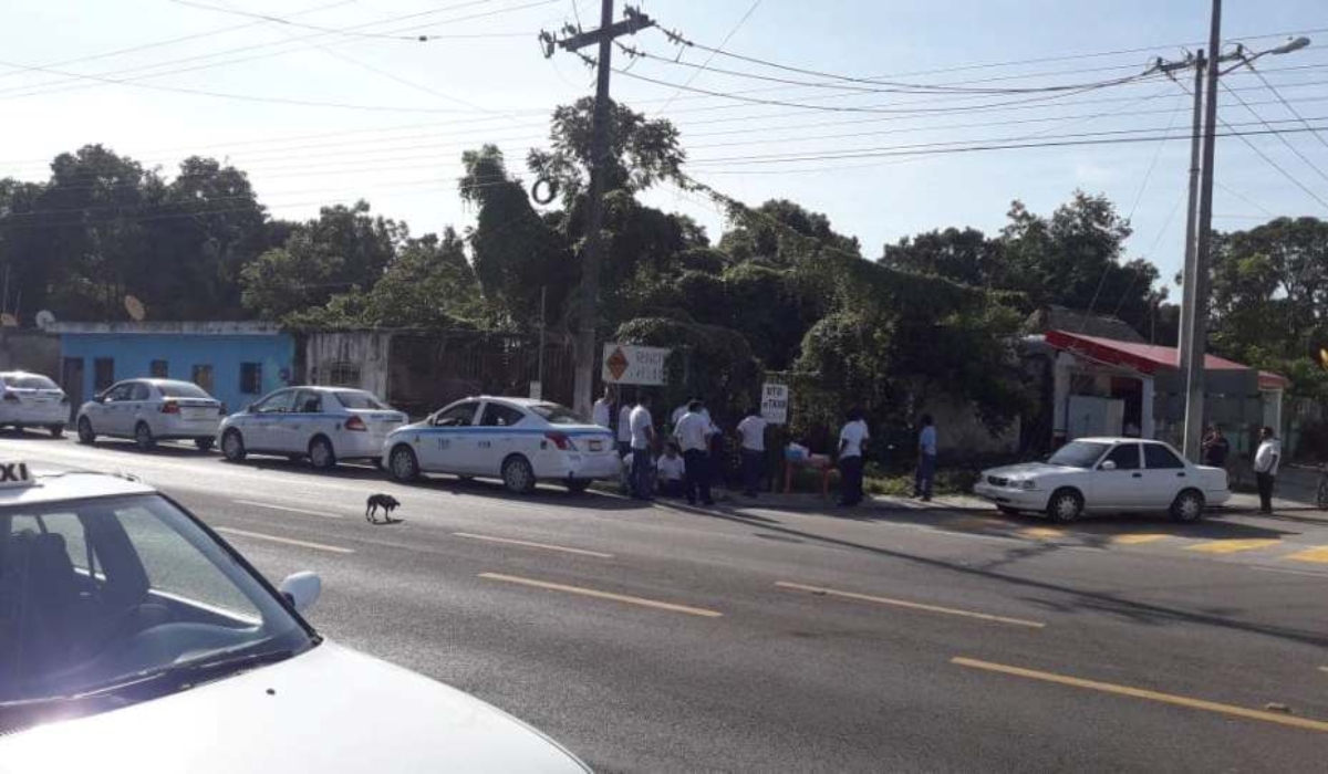 Taxistas de Lázaro Cárdenas aseguran que levantarán el retén una vez que los de Tulum y Valladolid lleguen a un acuerdo. Foto: Luis Enrique Cauich