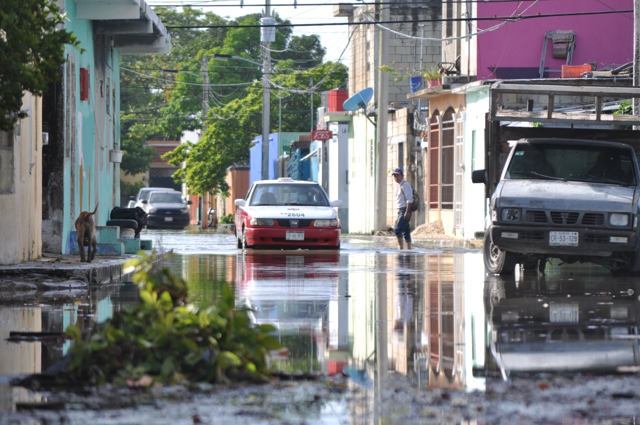 Los vecinos de las calles afectadas por los baches aseguran que son provocados por los camiones de alto tonelaje Los vecinos de las calles afectadas por los baches aseguran que son provocados por los camiones de alto tonelaje