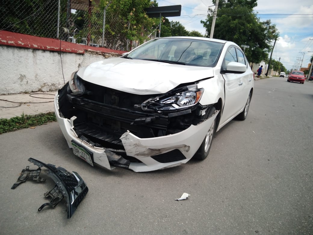 Cuantiosos daños dejó un choque en la colonia Esperanza; el conductor no respetó el alto. Foto: Fernando Poo Hurtado Cuantiosos daños dejó un choque en la colonia Esperanza; el conductor no respetó el alto. Foto: Fernando Poo Hurtado