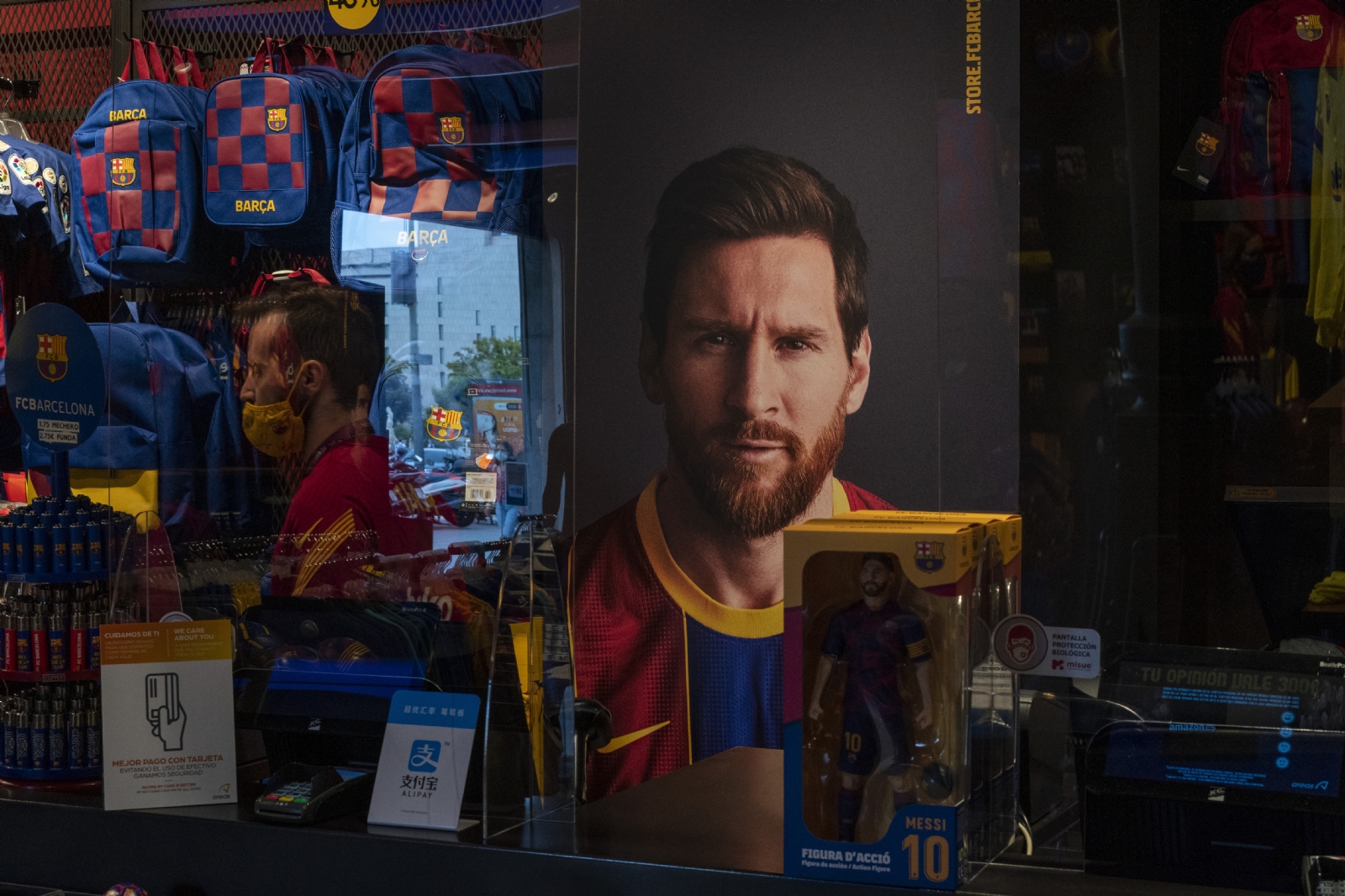La imagen de Leo Messi adorna las paredes de la tienda del club en Barcelona (AP)