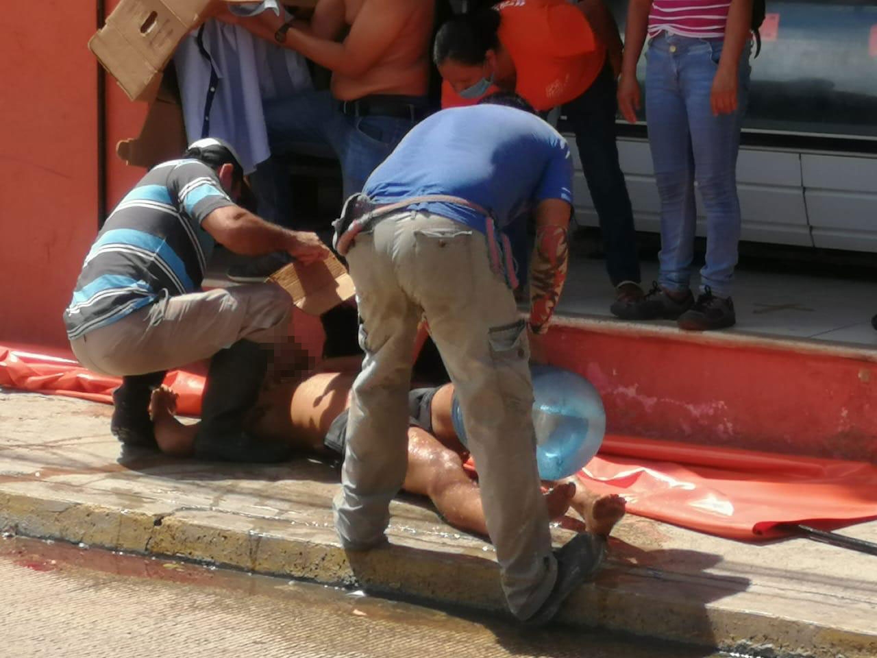 Vecinos intentaron auxiliar al joven mientras llegaban los servicios de emergencia Foto: Víctor Rodríguez Vecinos intentaron auxiliar al joven mientras llegaban los servicios de emergencia Foto: Víctor Rodríguez
