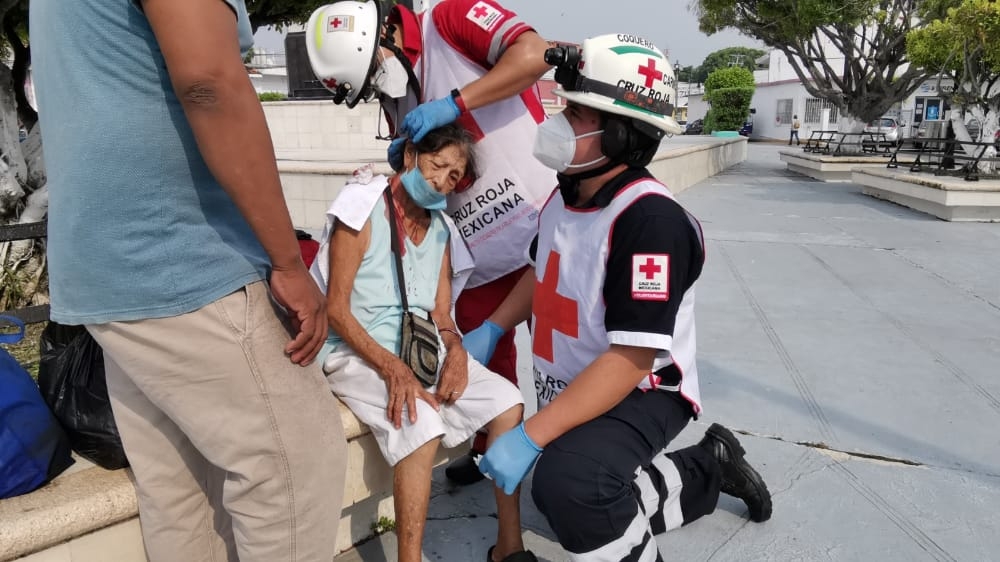 La mujer de 70 años no quiso ser llevada a un hospital, a pesar de la herida de consideración que presentó. Foto: Ricardo Jiménez La mujer de 70 años no quiso ser llevada a un hospital, a pesar de la herida de consideración que presentó. Foto: Ricardo Jiménez