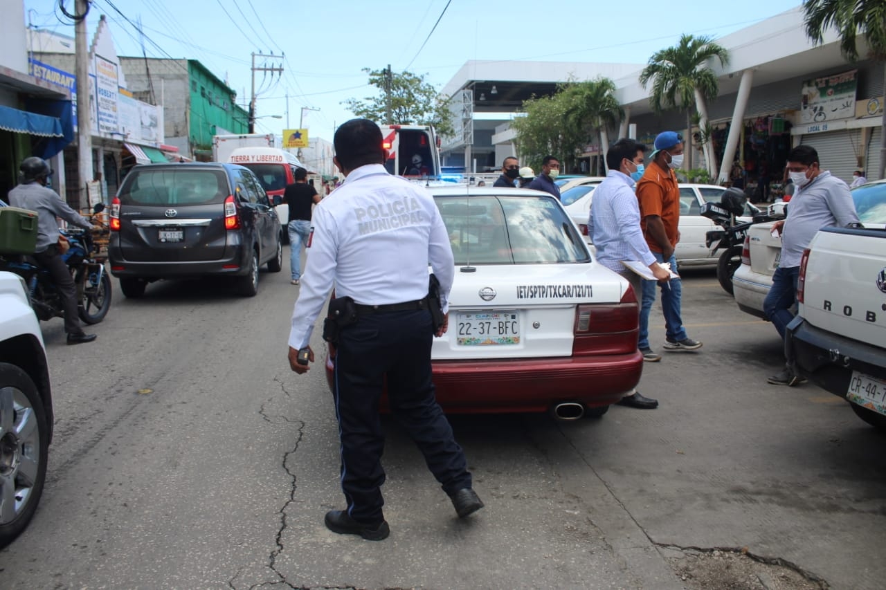 Tras el choque una pasajera sufrió una crisis nerviosa por lo que tuvo que ser atendida por personal médico. Foto: Ricardo Jiménez Tras el choque una pasajera sufrió una crisis nerviosa por lo que tuvo que ser atendida por personal médico. Foto: Ricardo Jiménez