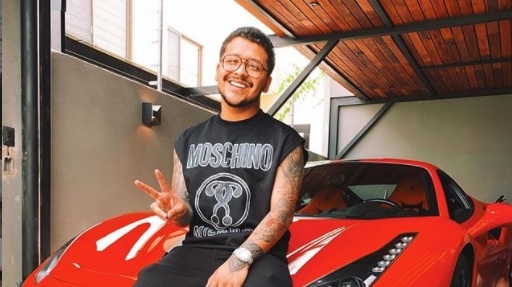 Esta mañana Christian Nodal fue visto en San Lázaro, luego de ser citado en torno a la demanda que interpuso a su antigua disquera, Universal,  por la posesión de su catálogo musical