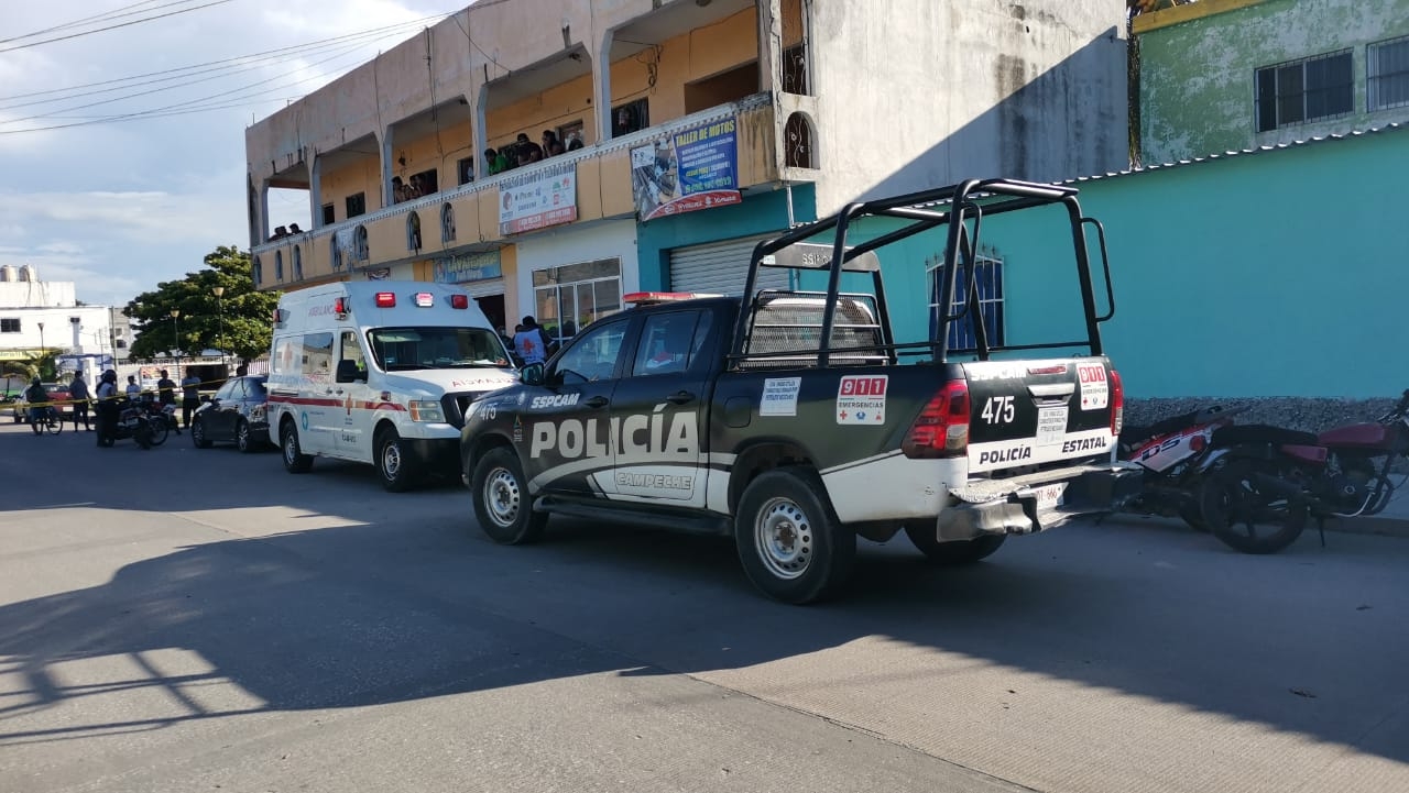 La mujer se sintió mal y se desvaneció al interior de la tienda Foto: Ricardo Jiménez La mujer se sintió mal y se desvaneció al interior de la tienda Foto: Ricardo Jiménez