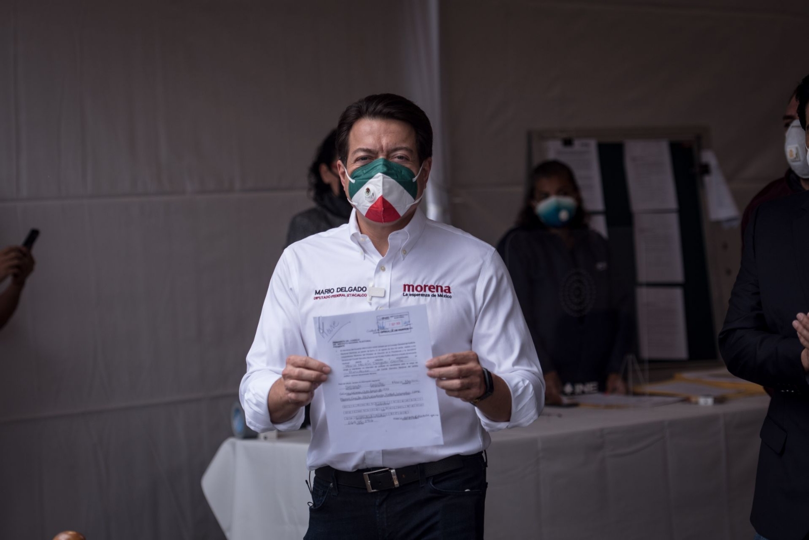 Mario Delgado acudió a registrarse ante el INE (Cuartoscuro)