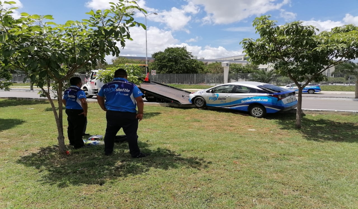 Taxista se sube al camellón para evitar choque en Mérida