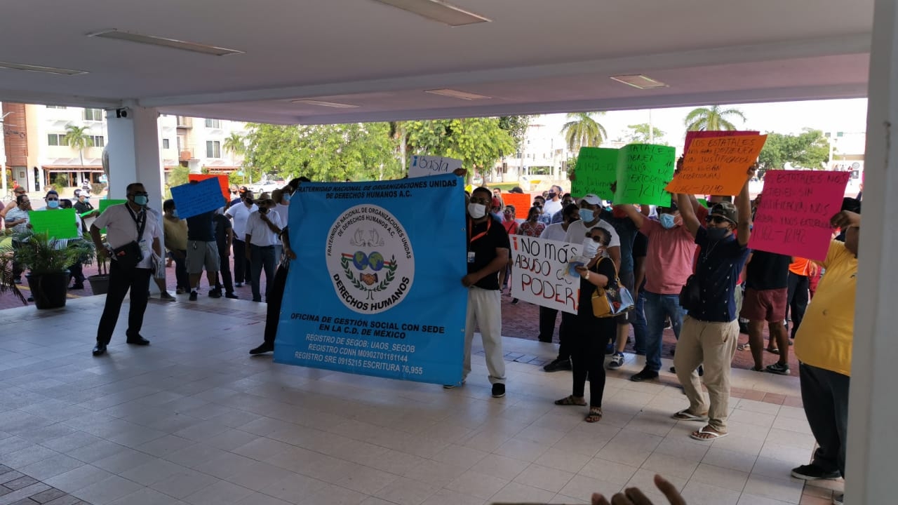 Los manifestantes aseguraron que la policía los extorsiona por lo que exigieron hablar con la presidenta municipal Foto: Por Esto