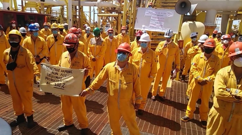 Los trabajadores piden que se les proporcione una buena alimentación por parte de la empresa de catering que contrató Pemex Foto: Por Esto!