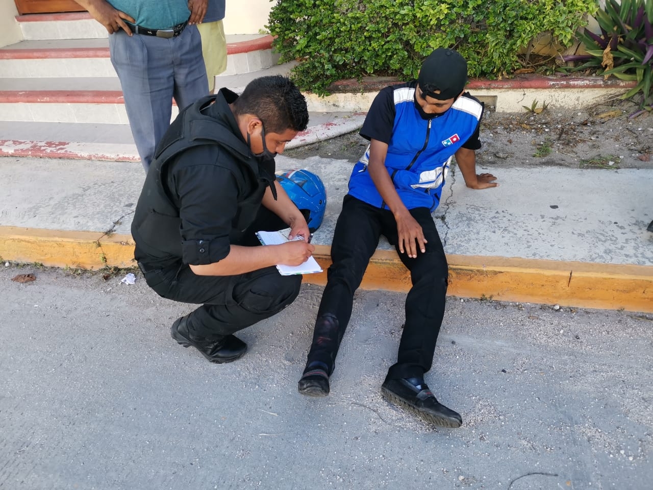 Repartidor termina con una pierna rota tras chocar con un taxis en Ciudad del Carmen
