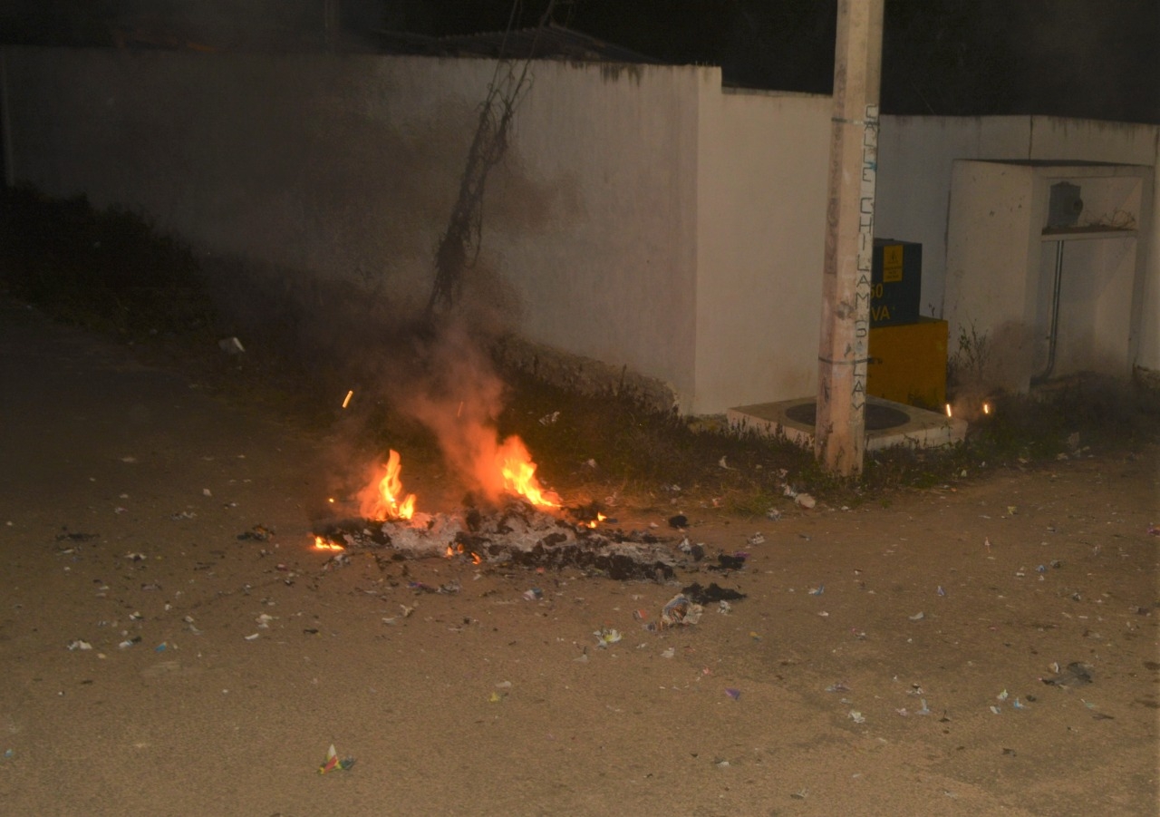 Policía Municipal y bomberos estuvieron al pendiente de la quema de los viejos por si se registraba un incendio