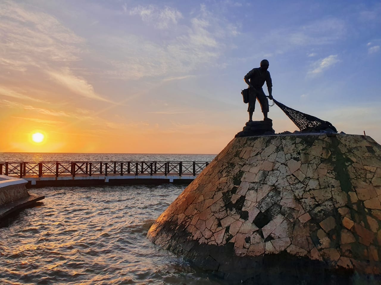 Chetumaleños disfrutaron de un bello amanecer desde la Fuente de El Pescador