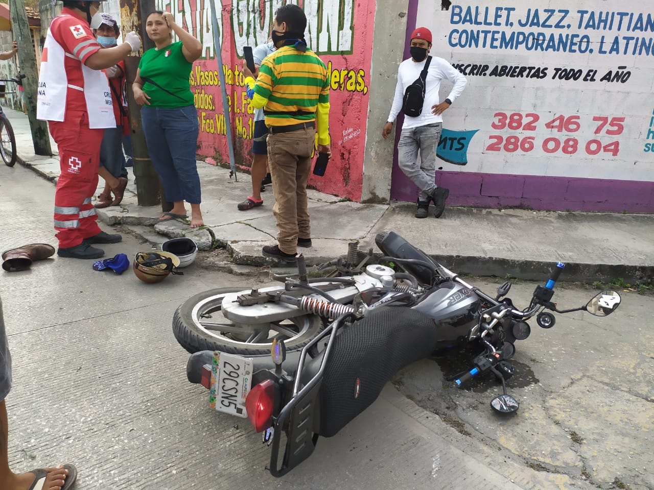 Taxista se pasa alto y arrolla a pareja en motocicleta en Ciudad del Carmen Taxista se pasa alto y arrolla a pareja en motocicleta en Ciudad del Carmen