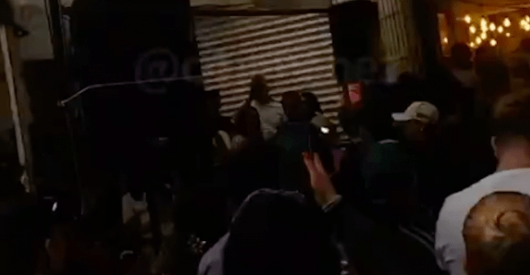 Pese a semáforo rojo, 'chelería' en Tepito aglomera a decenas de personas en CDMX