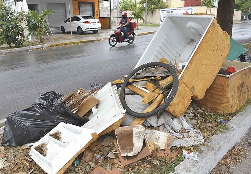 Basura invade camellones de Juan Pablo II en Mérida