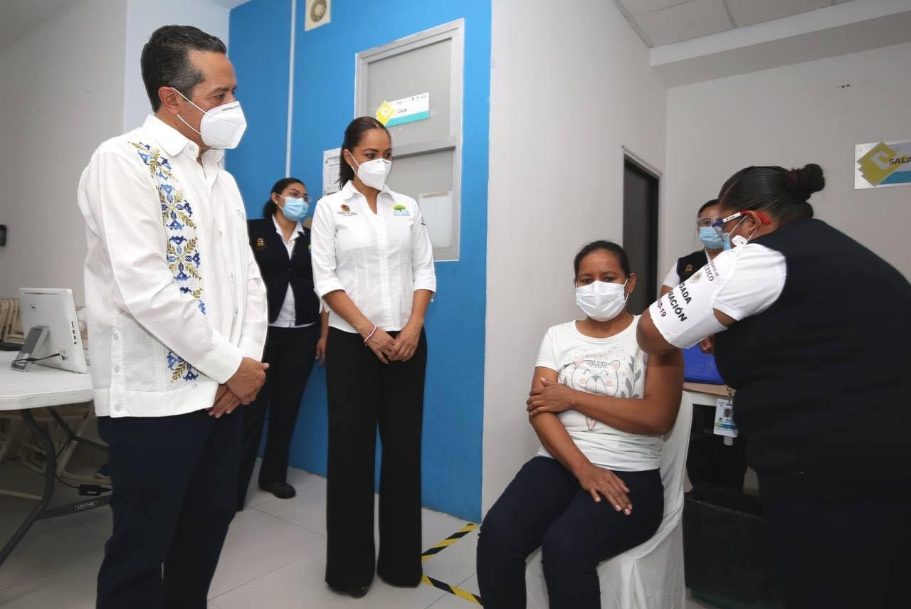 La enfermera indicó que esperaban la vacuna en la cludad.