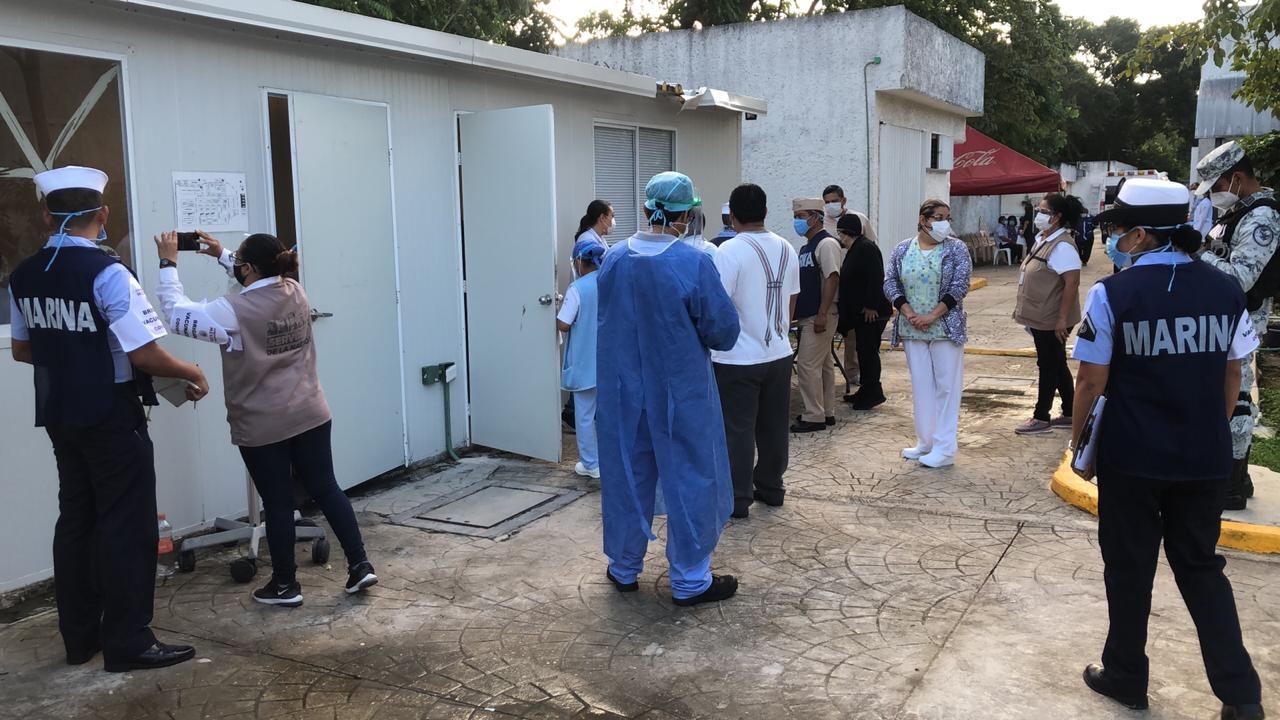 El personal hizo fila para recibir la vacuna