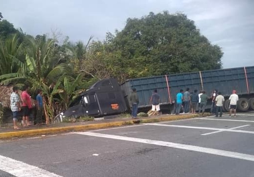 La pesada unidad terminó fuera de la carretera La pesada unidad terminó fuera de la carretera