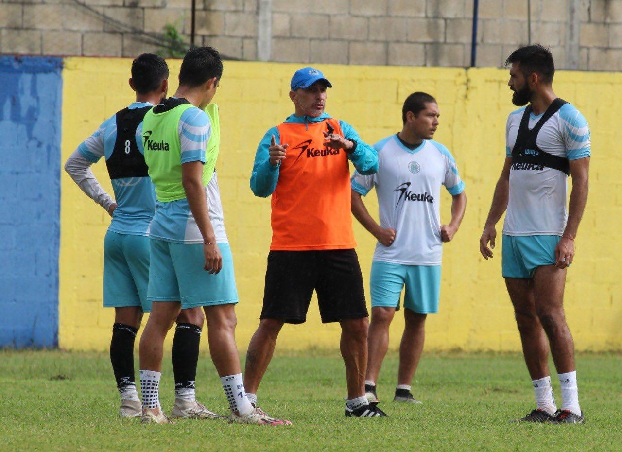 Minutos antes del juego, La Ola Futbolera realizó los respectivos calentamientos
