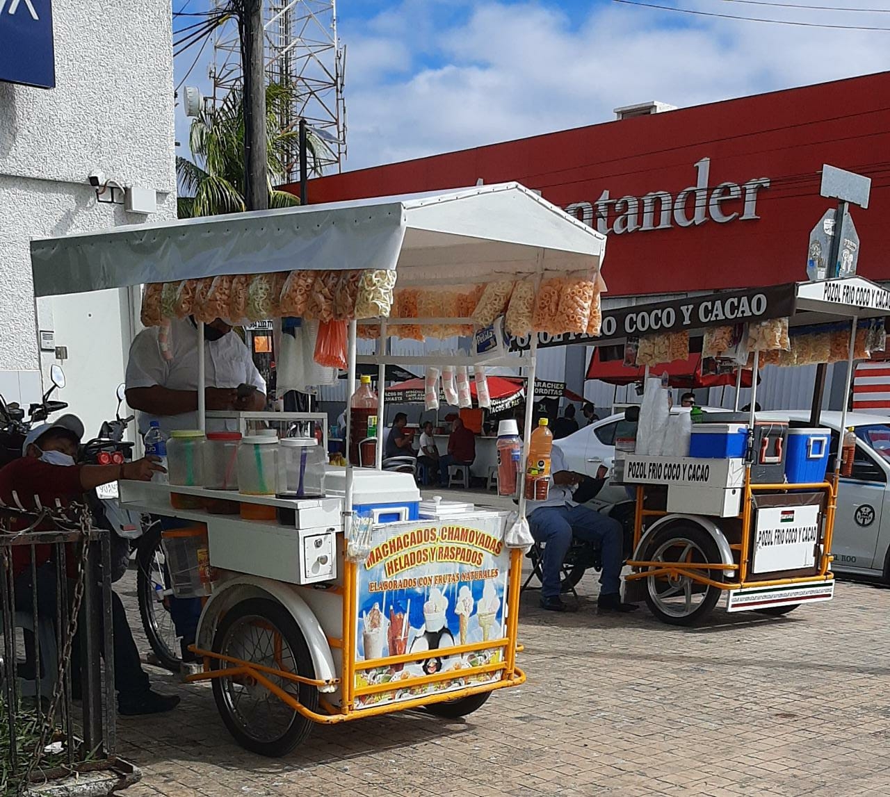 Los vendedores finalmente salieron a vender sus productos Los vendedores finalmente salieron a vender sus productos