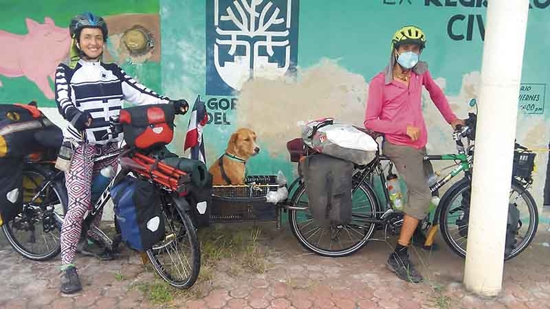 Pareja de ciclistas colombianos recorren Tixkokob Pareja de ciclistas colombianos recorren Tixkokob