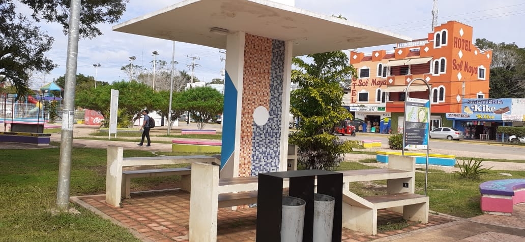 El módulo está integrado por un tejado abierto con bancas y mesas para que estudiantes y público en general acudan El módulo está integrado por un tejado abierto con bancas y mesas para que estudiantes y público en general acudan