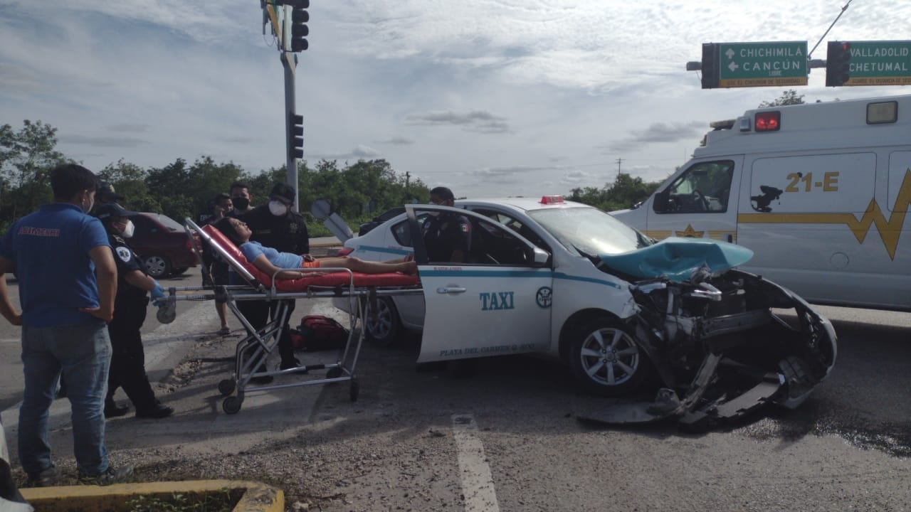 Se impactan taxi y camioneta en la Valladolid-Ticuch