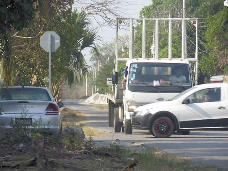 Denuncian caos vial en calles principales de Acanceh, piden mayor vigilancia Denuncian caos vial en calles principales de Acanceh, piden mayor vigilancia
