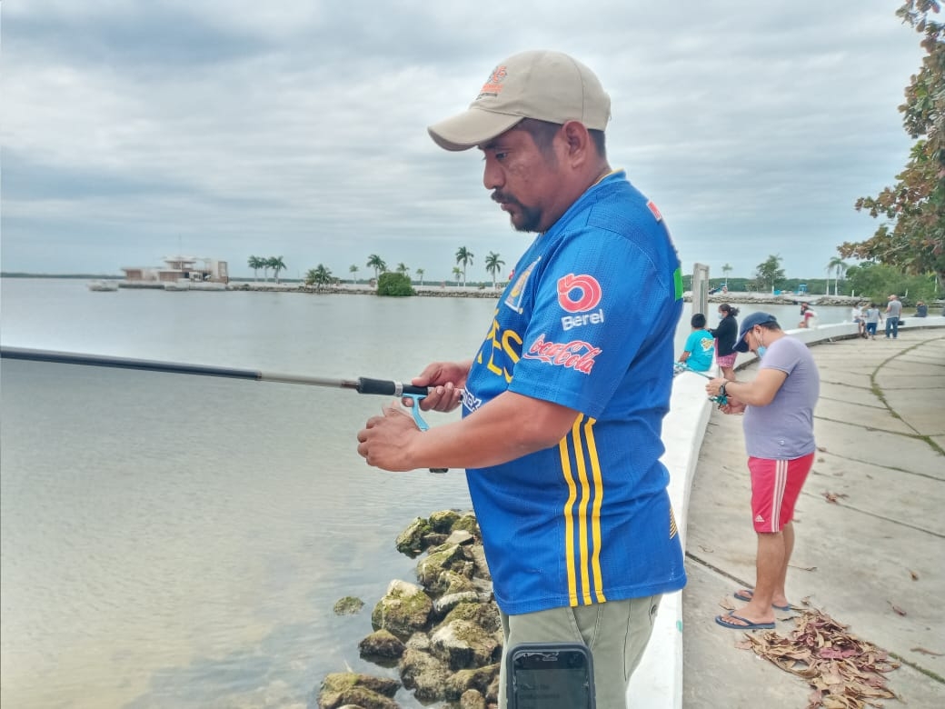 Se reúnen grupos de entre 15 y 20 personas en el bulevar-bahía, llegando a obtener de cuatro a cinco piezas de pescado Se reúnen grupos de entre 15 y 20 personas en el bulevar-bahía, llegando a obtener de cuatro a cinco piezas de pescado