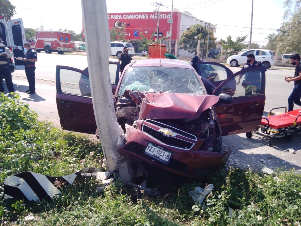 El auto quedó con el frente destrozado El auto quedó con el frente destrozado