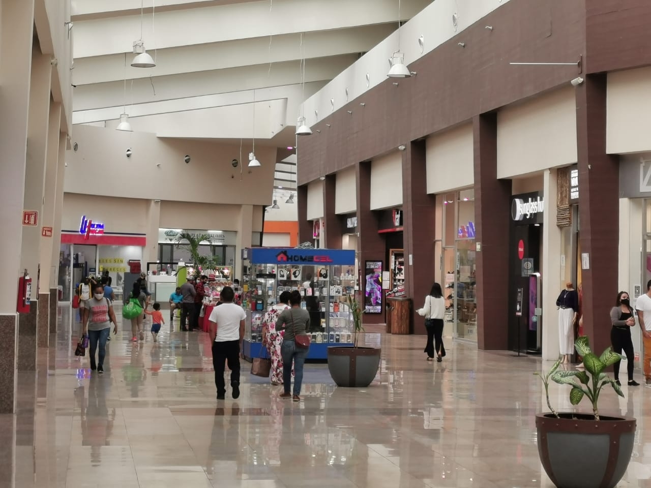 Se observó a las familias enteras pasear en orden, en las diversas tiendas y comedor