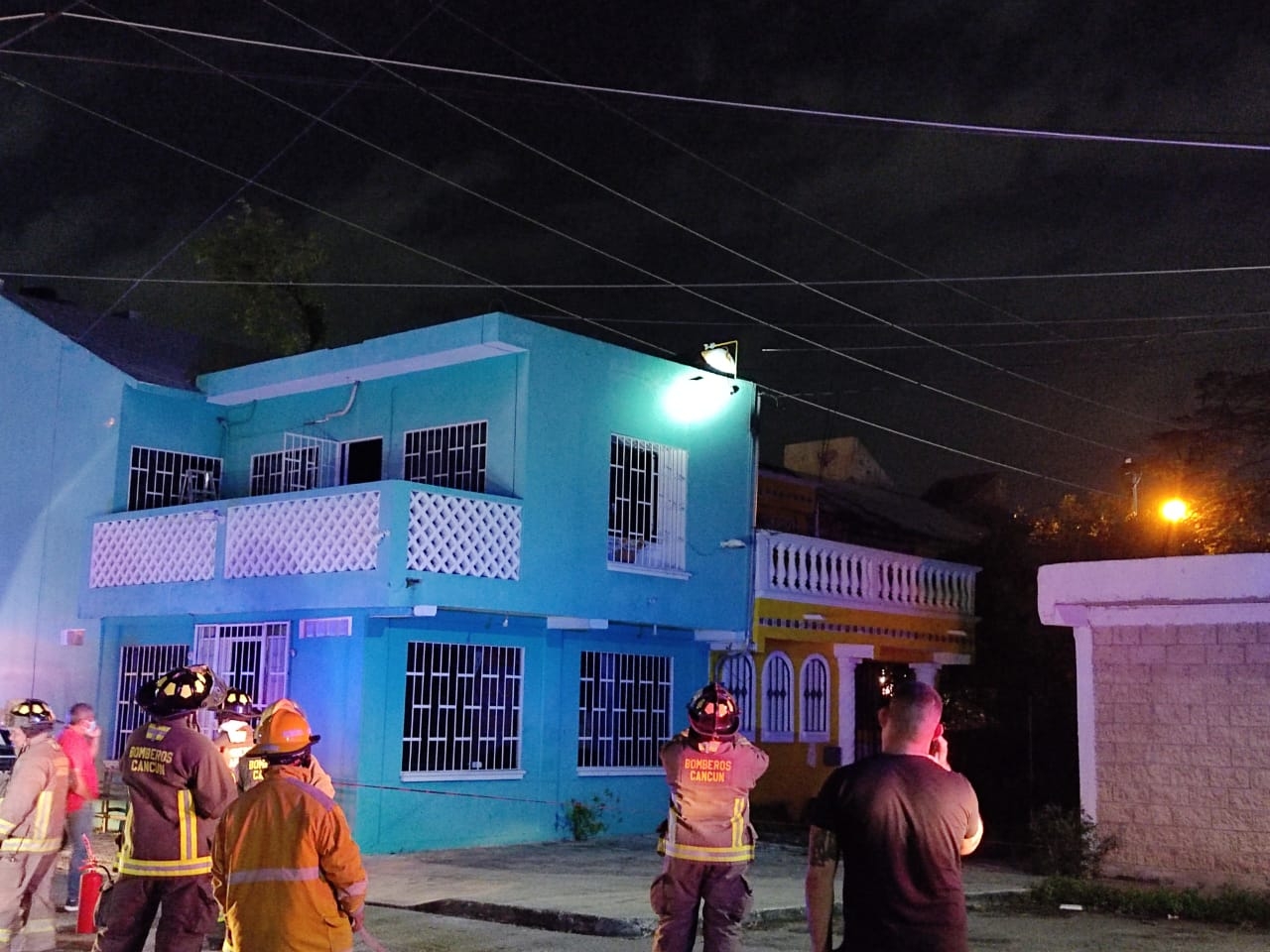 Vecinos comenzaron a tener fallas de energía eléctrica, se percataron de que a lo alto del poste algo se estaba incendiado