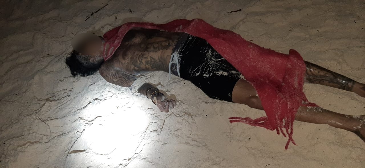 Paramédicos encontraron a la víctima sin signos vitales a la orilla de la playa