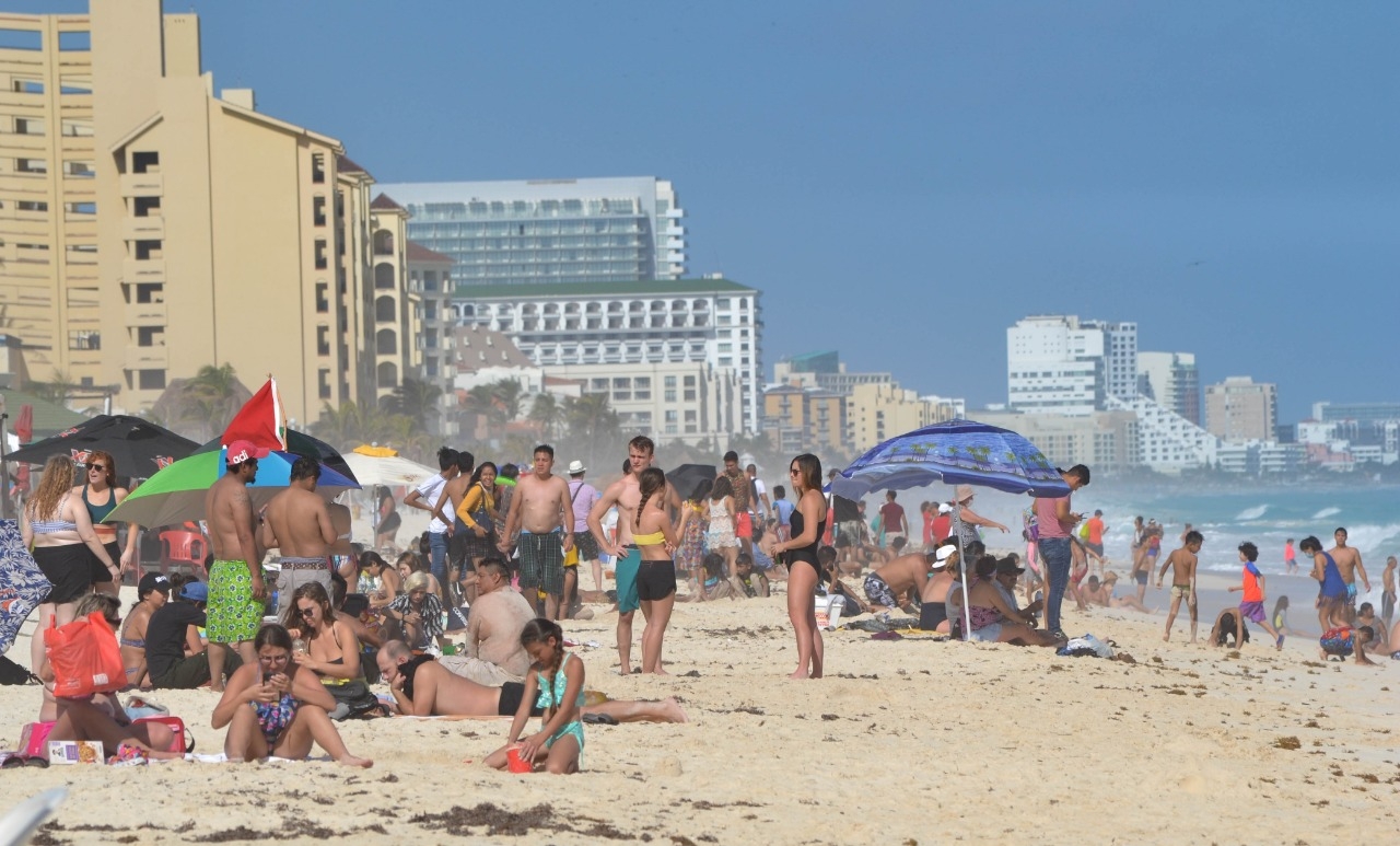 Olvidaron las medidas sanitarias por el COVID-19 y nadaron en playas cancunenses