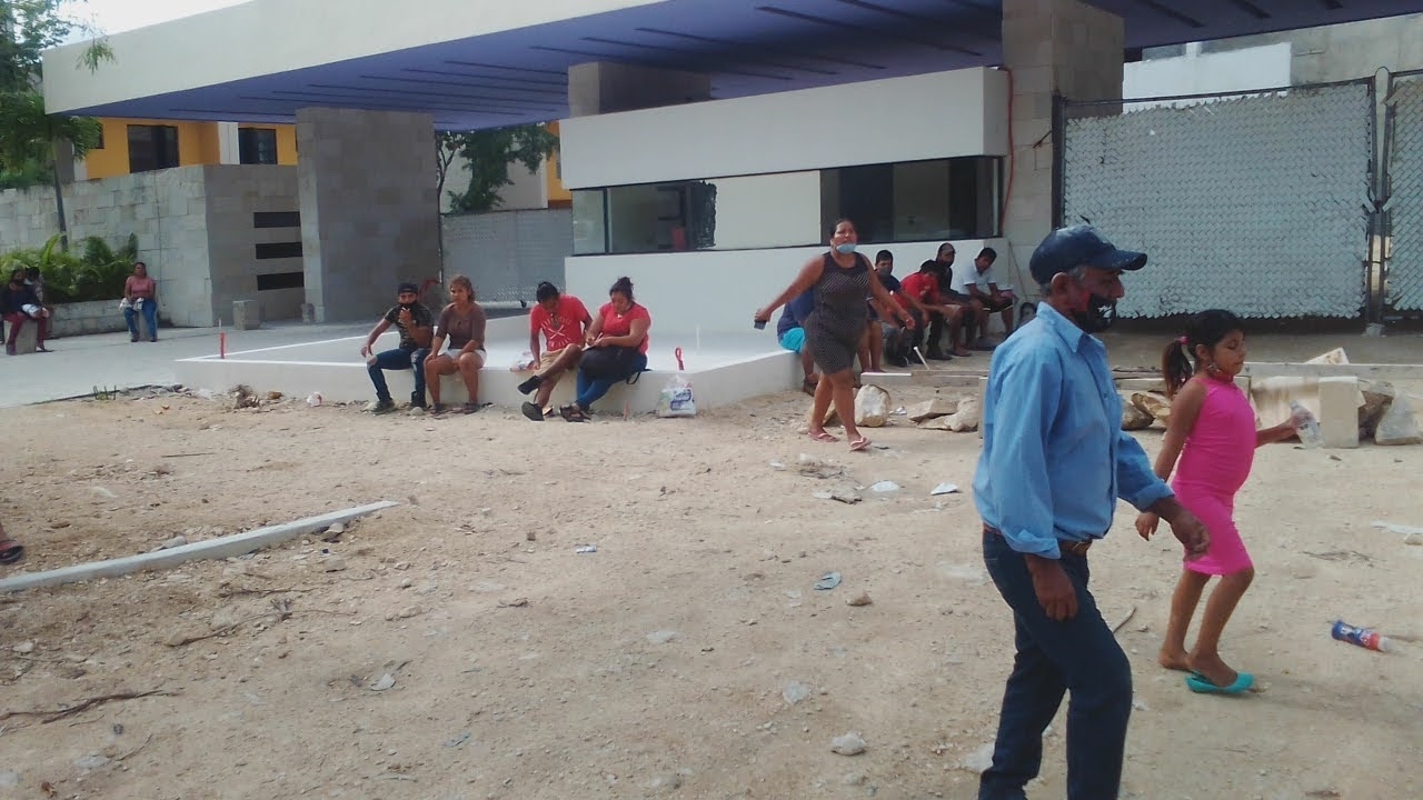 Los albañiles impiden que se entre a la construcción.