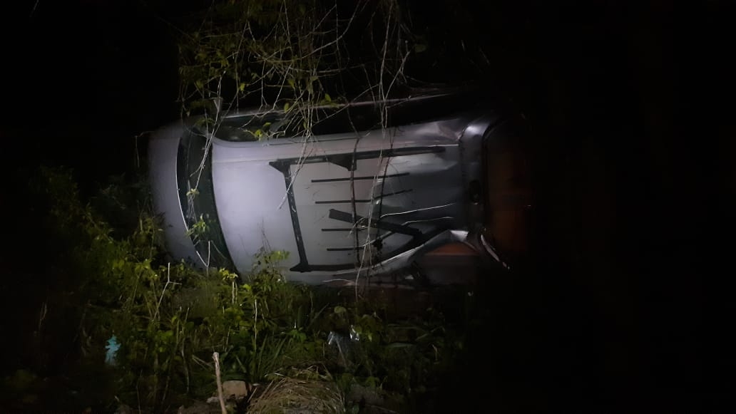 Carroza fúnebre se vuelca en la carretera José María Morelos - Poyuc