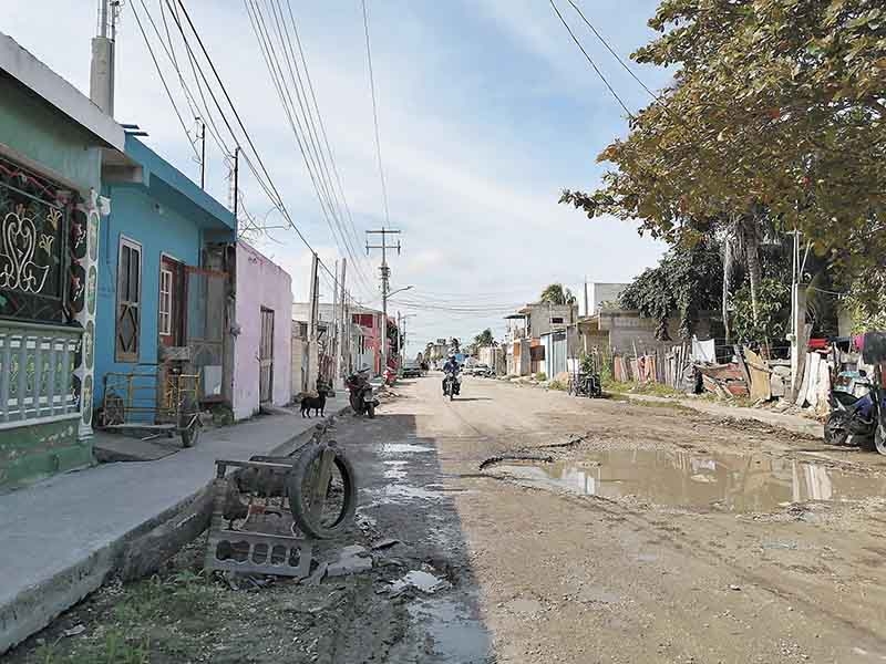 Vecinos denuncian falta de alcantarillado en calles de Progreso