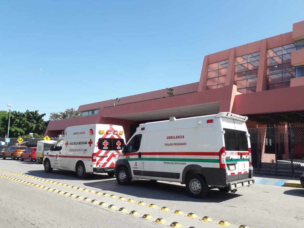 Las ambulancias llegaron para auxiliar al trabajador Las ambulancias llegaron para auxiliar al trabajador