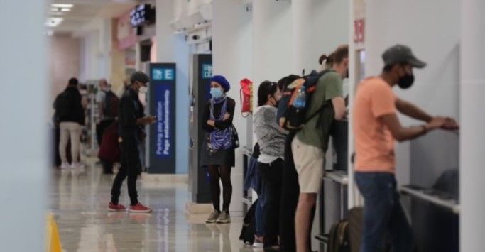 Una odisea es para ellos mantenerse en el aeropuerto Una odisea es para ellos mantenerse en el aeropuerto