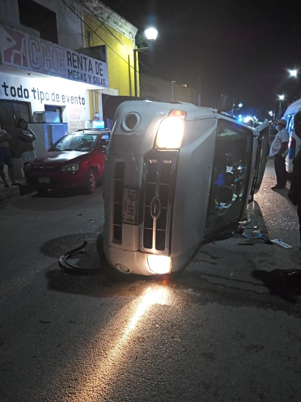 Tras el choque el carro quedó volcado sobre la carretera y dejó daño de miles pesos Tras el choque el carro quedó volcado sobre la carretera y dejó daño de miles pesos