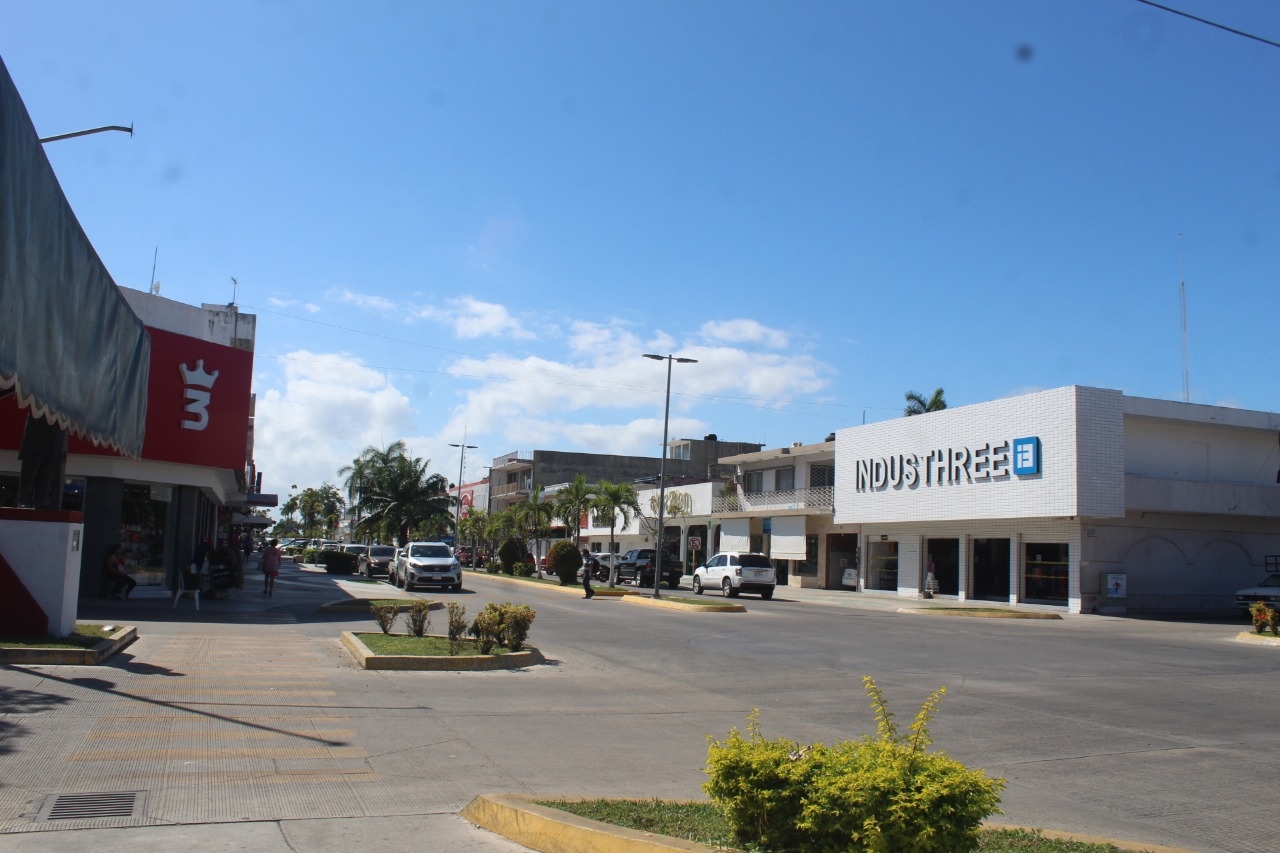 La Av. Héroes, es la principal arteria comercial en Chetumal La Av. Héroes, es la principal arteria comercial en Chetumal